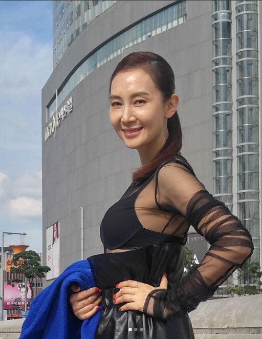 배우 채시라가 3년 만에 오는 5월 드라마 '이별이 떠났다'로 복귀한다.<채시라 인스타그램 캡쳐>